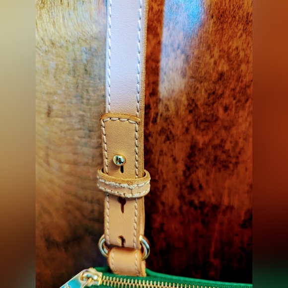 💚UNIQUE🌟UGG crossbody purse/sling bag🌟perforated detail🍀green leather! COOL! - Picture 9 of 15